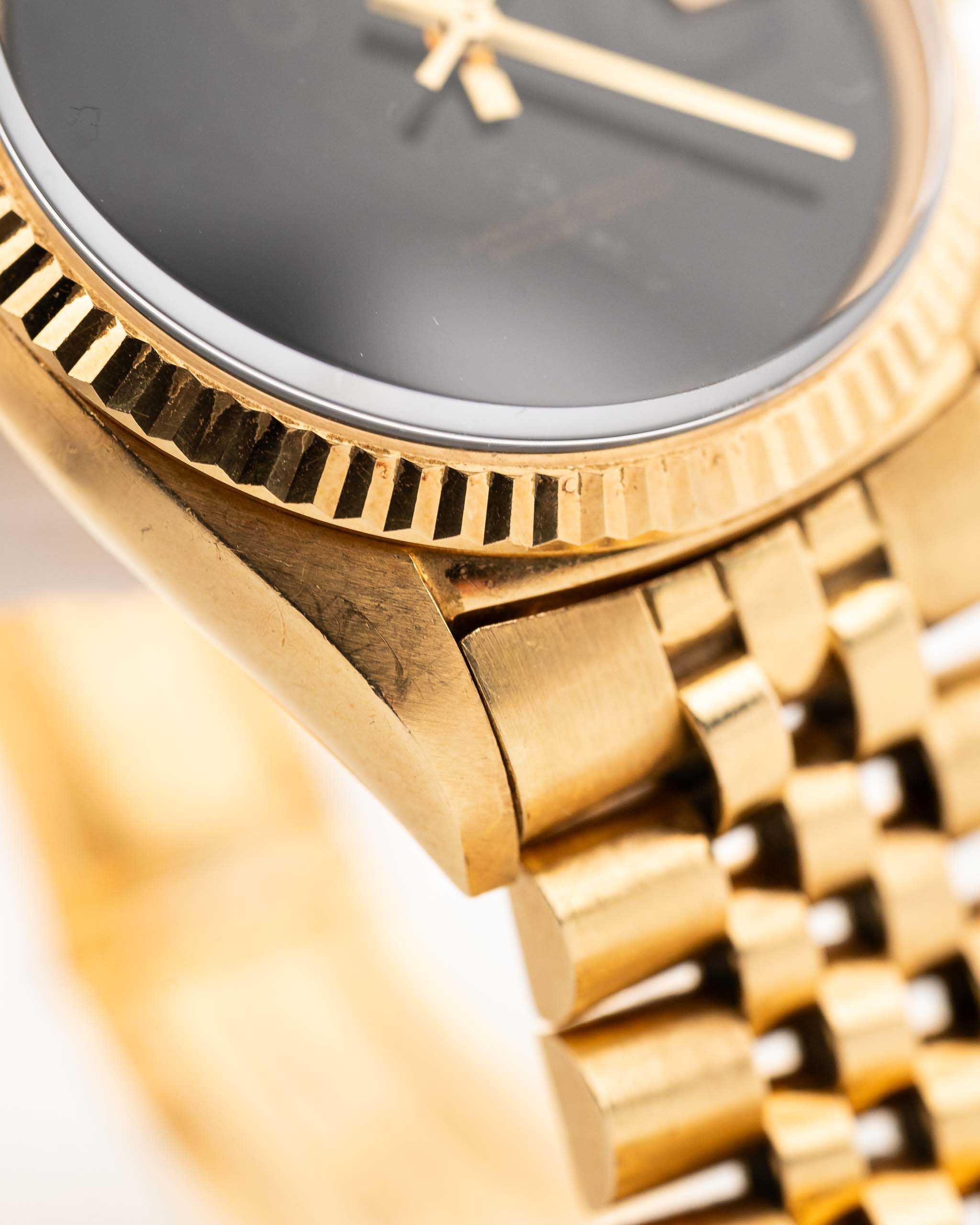 Royal Smoky  Black Glit Live Attraction AMG 1601 18k Gold (7-A Quality)