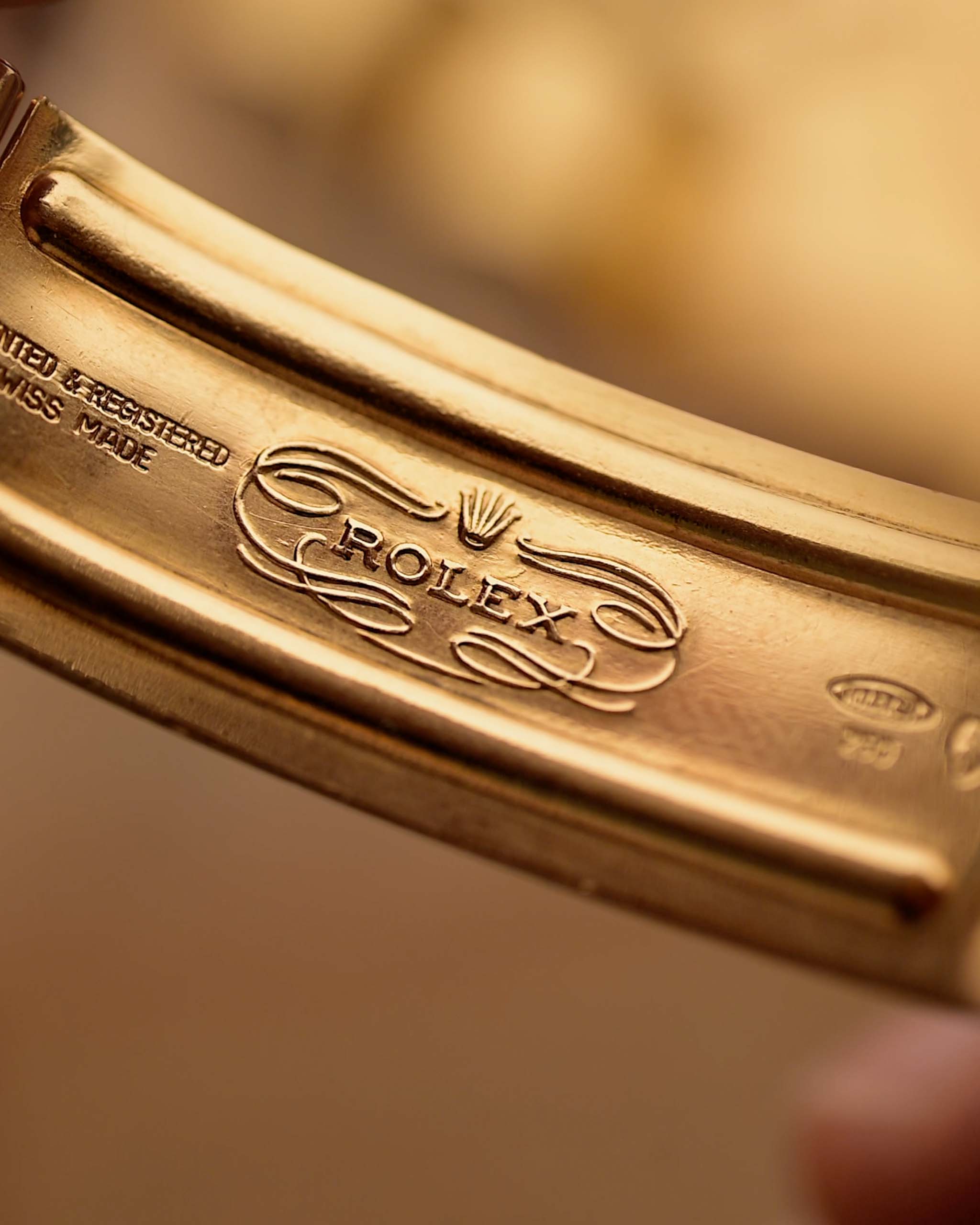 Royal Smoky  Black Glit Live Attraction AMG 1601 18k Gold (7-A Quality)